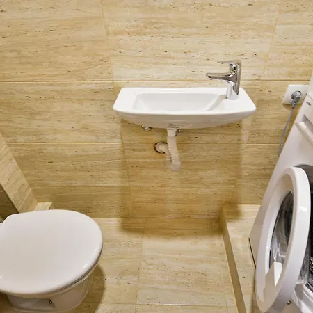 Location 2br - 6 Guests شقة *