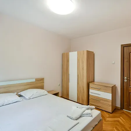 Location 2br - 6 Guests *