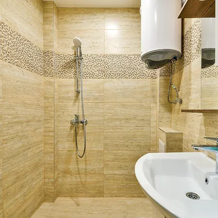 Location 2br - 6 Guests